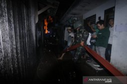 PMK Korem 091/ASN Terjun Bantu Padamkan Api di kawasan Padat Penduduk