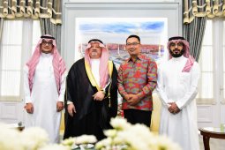 Ridwan Kamil beri buku investasi Jawa Barat kepada Dubes Arab Saudi