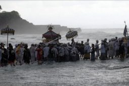 Melasti di Tanah Lot