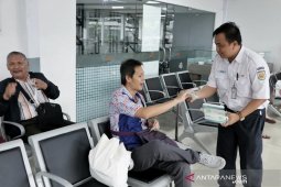 KAI Daop 2 berbagi masker di Stasiun Bandung cegah virus corona