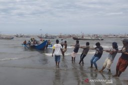 Satu kapal nelayan Kota Bengkulu karam diterjang ombak