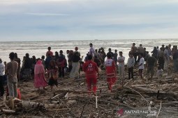 Warga pencari ikan hanyut di Muara Sungai Bengkulu
