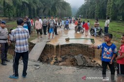 Jembatan ambruk, sawah dan kolam rusak di Padangsidimpuan