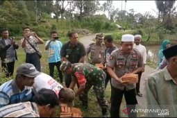 Polres Tapsel sumbang material bangun mushola