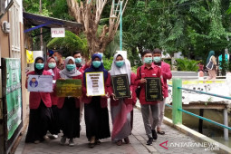 Mahasiswa UM Surabaya edukasi masyarakat kenali Virus Corona