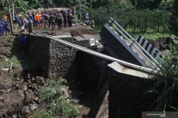 Jembatan ambrol di Malang