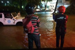 Hujan deras, sejumlah wilayah di Surabaya terkepung genangan air