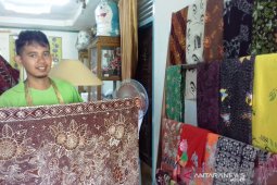 Yusrizal, pemuda Solok kembangkan batik tulis "Salingka Tabek"