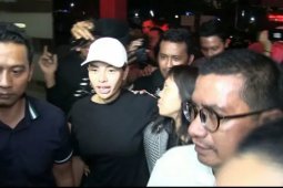 Nikita Mirzani melempar asbak ke mantan suaminya