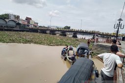 Sampah terus mengalir ke Sungai Martapura  Banjarmasin