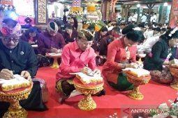 Gubernur dan Wagub Bali "nyurat" di lontar bersama 2.020 pelajar