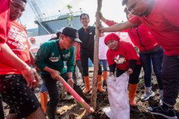 Gerakan Mencintai Bumi, PDIP Surabaya pelopori penghijauan di TPA Benowo