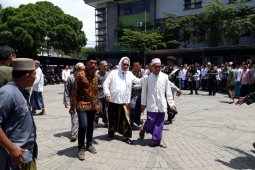 Ribuan pelayat sambut kedatangan jenazah Gus Sholah di Ponpes Tebuireng