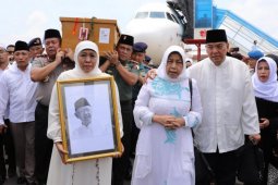 Gubernur Jatim sambut kedatangan jenazah Gus Sholah di Bandara Juanda
