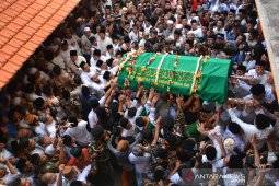 Pemakaman Gus Sholah