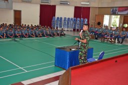 Prajurit Brigif 2 Marinir terima penyuluhan infeksi virus corona