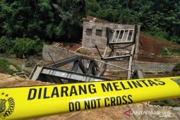 Jembatan di Cianjur ambruk saat proses pembangunan