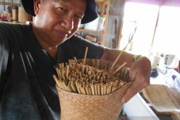 Amuntai pioner produksi sedotan dari gulma