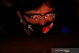Seorang pelajar Filipina buat pelindung wajah plastik  untuk dokter