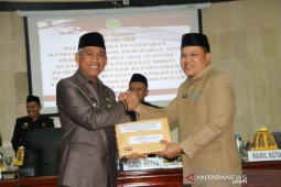 Bupati Lutim serahkan ranperda penyertaan modal PDAM ke DPRD
