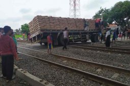 Perjalanan kereta terganggu akibat truk semen mogok di perlintasan