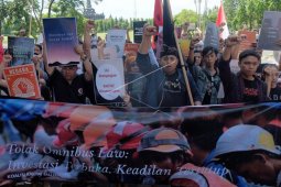 Unjuk rasa tolak omnibus law cipta lapangan kerja