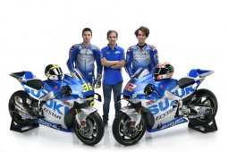 Tim Suzuki Ecstar kendarai motor GSX-RR bewarna biru dan perak