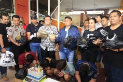 Polisi gerebek tempat pembuatan ganja sintetis di Surabaya