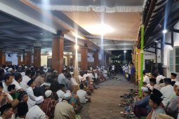 Warga dan santri hadiri  peringatan tujuh hari wafatnya Gus Sholah