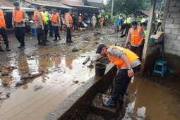 Brimob Polda Bali bersihkan lumpur banjir di Bangli