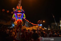 Ribuan warga Pontianak terpukau dengan atraksi "naga bersinar"