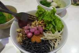 Mie Selada beragam warna, inovasi mie sehat Lampung
