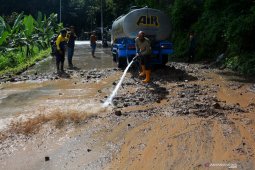 Lumpur material longsor dibersihkan dari jalan Pacet-Trawas