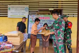 Komunitas trail bagikan alat tulis untuk pelajar di pedalaman Kalbar