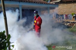 Klinik  Pratama PMI Jember lakukan fogging di daerah positif DBD
