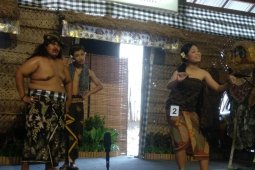 Siswa SMP ikuti "satua banyol" lestarikan Bahasa Bali