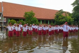 Dua pekan SDN Banjarasri Sidoarjo tergenang banjir