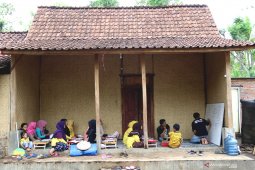 Warga kejar paket