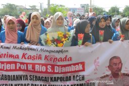Bawa bunga, puluhan mahasiswa sambangi Polda Aceh