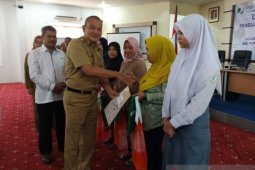 Pemkot Pangkalpinang bagikan 500 kartu BPJS Ketenagakerjaan