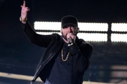 Eminem bersama "Houdini" bertengger di puncak tangga lagu Inggris