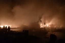 Api hanguskan lanting BBM di Sintang