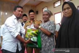 PWI Garut bagikan 150 paket sembako bagi masyarakat miskin