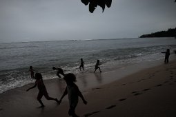 Waspada gelombang setinggi 4 meter di Papua-Papua Barat