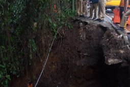 Dedie A Rachim minta segera perbaiki trotoar longsor di jalan Paledang Bogor
