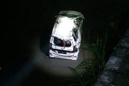 Mobil terjebur ke sungai, satu meninggal dunia