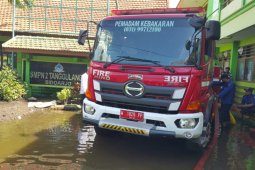 Mobil pemadam kebakaran dikerahkan sedot banjir di Desa Banjarasri Sidoarjo