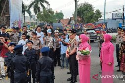 Kapolda Jambi Irjen Pol Firman disambut dua "polisi cilik"