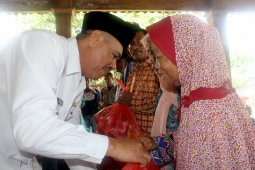 Korban banjir di Mojokerto terima bantuan bahan pokok