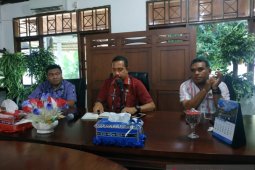 Staf Labkes Dinkes Maluku "kawal" spesimen warga Tanimbar Selatan